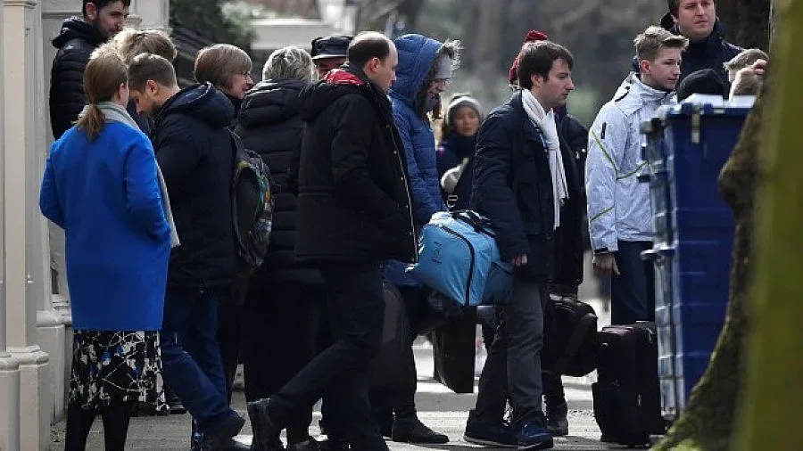 Изгонените руски дипломати напускат Лондон