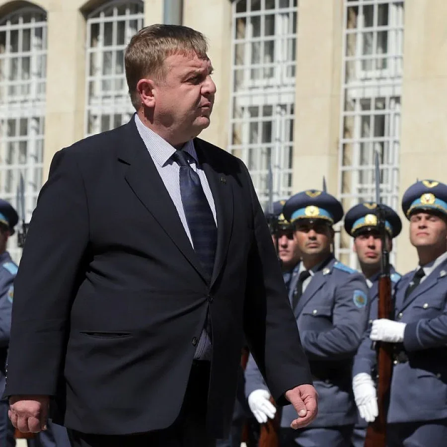 Каракачанов обещава и изтребители F-18