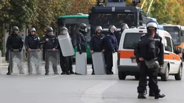 Частни охранители и СДВР дебнат за оръжия и пияници преди "ЦСКА-София" - "Левски"