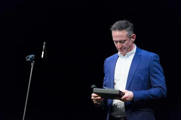 Деян Донков прие със сълзи първата награда "Азарян"