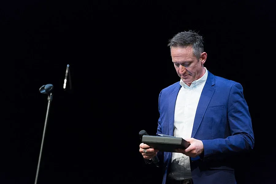 Деян Донков прие със сълзи първата награда "Азарян"