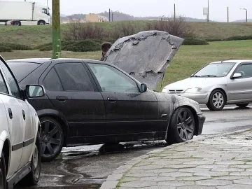 BMW на газ лумна в движение в Благоевград, пламъците стигнаха 5 м (СНИМКИ)