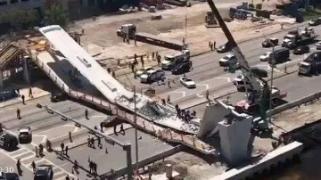 Ужас в Маями! Поне 4 души загинаха под рухнал надлез 