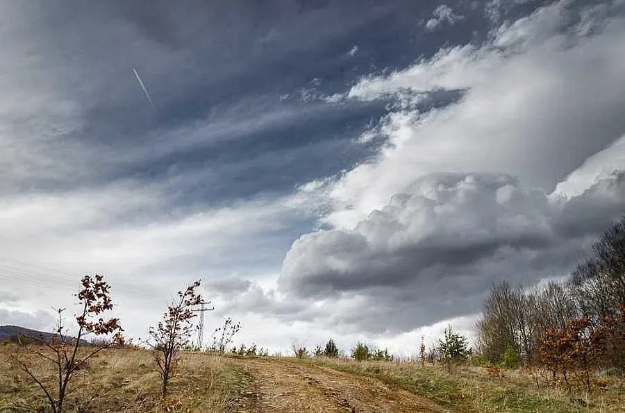 Още облаци и дъжд