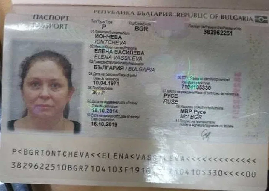 Починала е българска стюардеса, служител в "Емиратс"