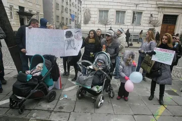 Родители излизат на протест срещу насилието в детските градини