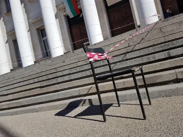 Падна козирката на Националната библиотека