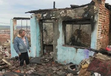 Едното от пострадалите при пожара в Средец деца е с 85% изгаряния