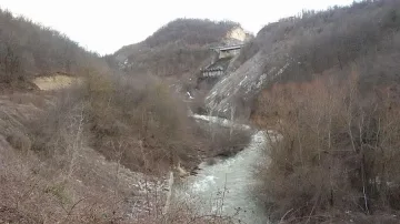 Продължава контролираното изпускане на яз. "Тича"