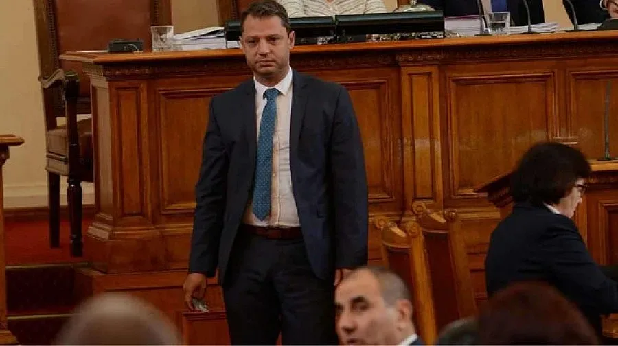 Делян Добрев: БСП са отвън и драпат за властта