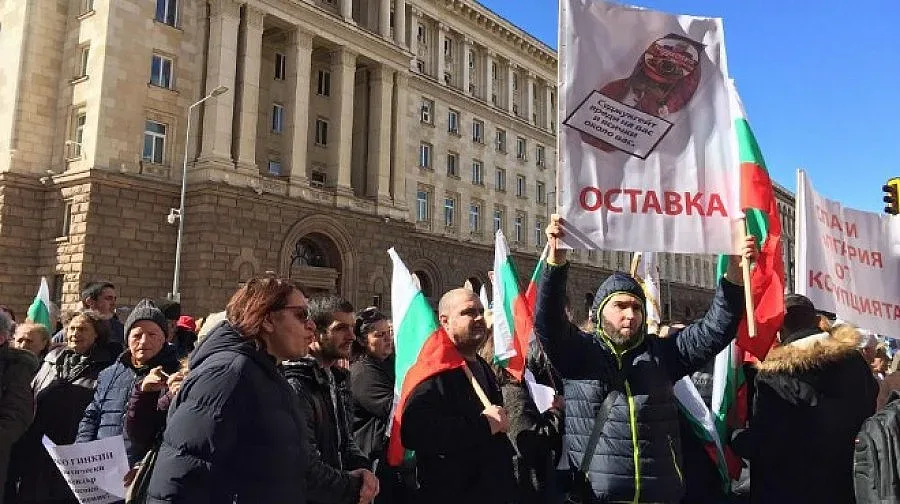 Протест, оглавен от БСП, скандира "оставка" пред Министерски съвет