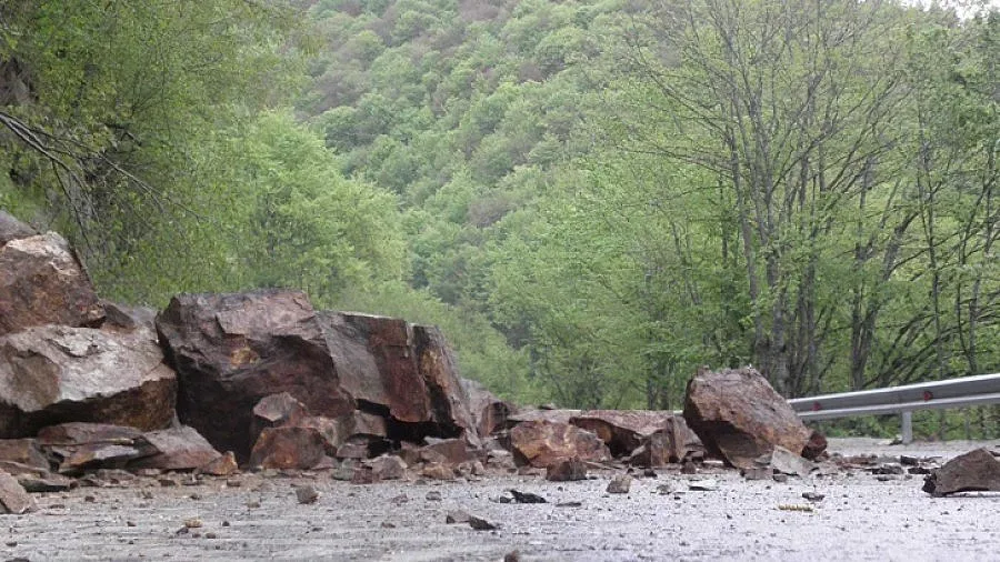 Срутени скали затвориха пътя София - Самоков до утре