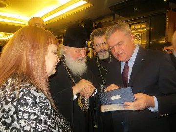 Двамата патриарси благословиха детски рисунки за Освобождението