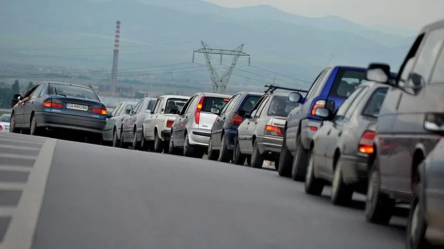 Паднали скали запушиха пътя София - Варна
