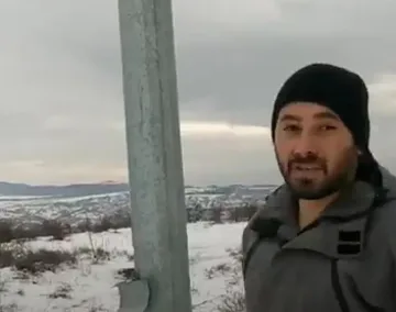 Дупничанин свали от пилон скъсано знаме, поправи го и отново го върна