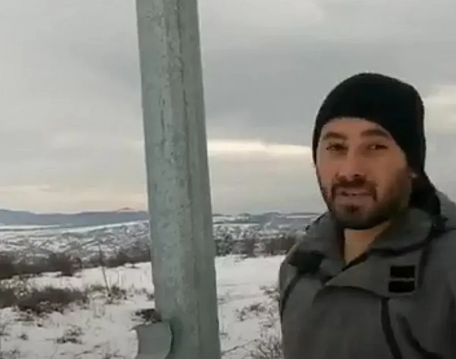 Дупничанин свали от пилон скъсано знаме, поправи го и отново го върна