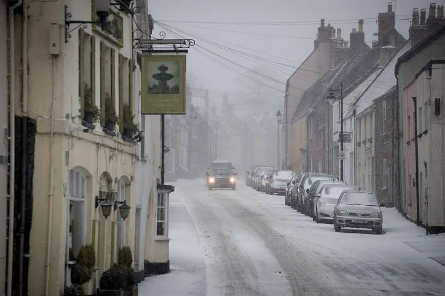 Двама възрастни и малко дете загинаха във Великобритания заради студа