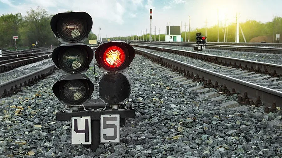 Повредени локомотиви блокираха движението на два влака