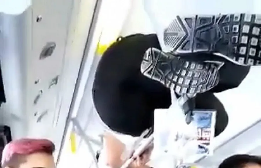 Изумително: Пловдивски кондуктор продава билети от ...тавана!