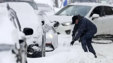 Пожарникари спасиха пет деца от закъсал в преспите автобус