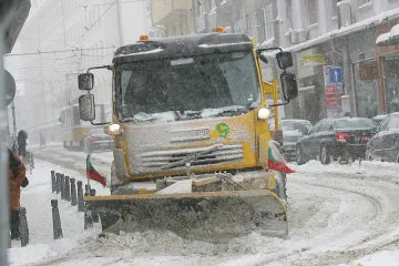 ОБЗОР НА ЗИМНИТЕ БЕДСТВИЯ: Жена роди в БТР, потъна кораб в Поморие