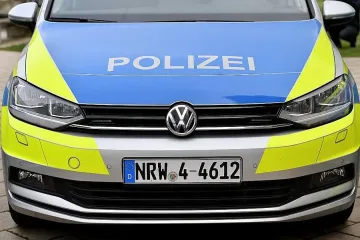 Кола „паркира“ в дневната на къща в Германия