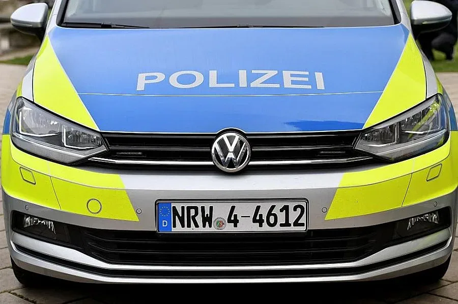 Кола „паркира“ в дневната на къща в Германия