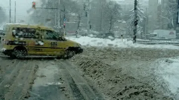 Засилиха 1020 човека да чистят София от снега