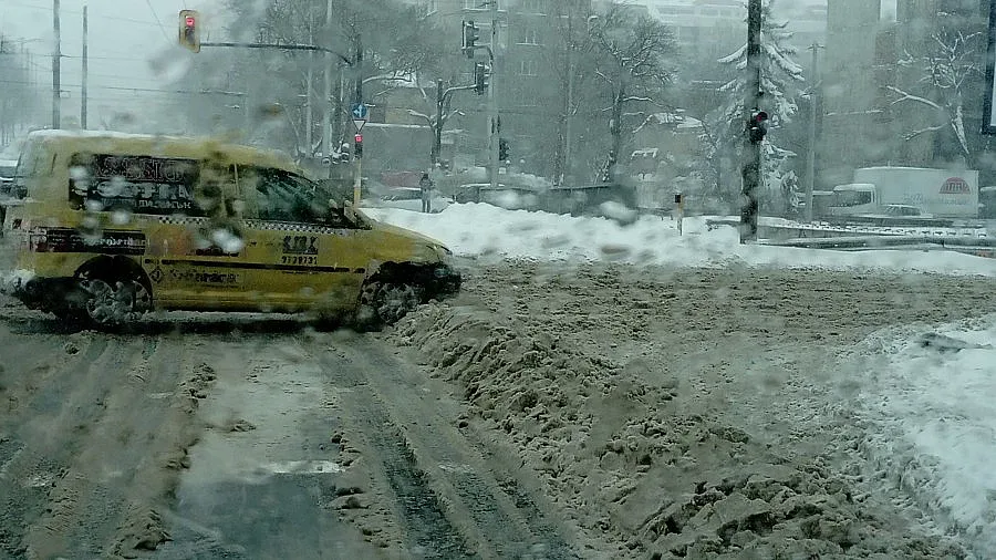Засилиха 1020 човека да чистят София от снега