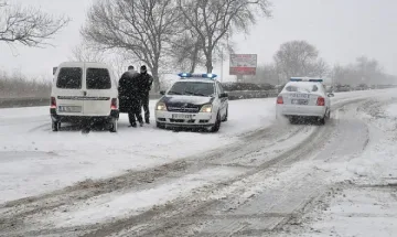 ЗАРАДИ СНЕГА: Починало момиче, обърнати тирове и забрани за трафик на камиони