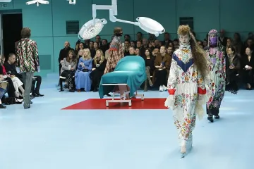 Мъже и жени мешат дрехи в Милано