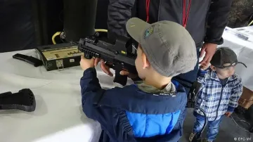 ЧЕЛЕН ОПИТ: Пакистан забрани играчките-оръжия