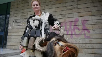 Защо жени гонят злото като кукери?