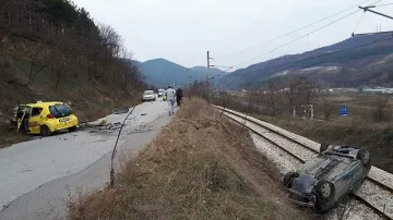Удар между кола и такси взе жертва, автомобилът падна върху жп релси край Благоевград