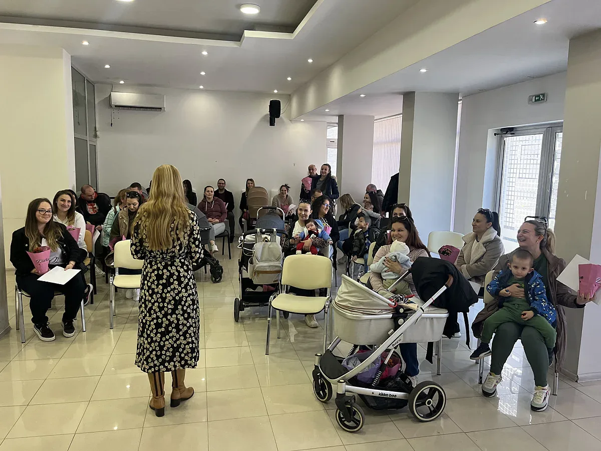 Цветя и ваучери за младите майки на община Казанлък