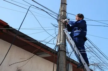 Висящите интернет кабели в малките квартали остават