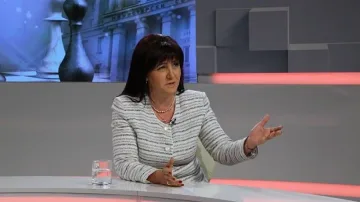 Караянчева: Президентът Радев се държи махленски