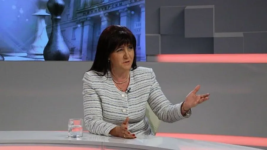 Караянчева: Президентът Радев се държи махленски