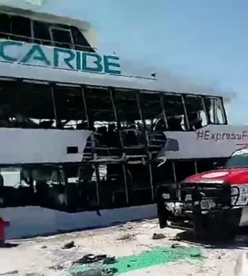 В Мексико ферибот с туристи се запали