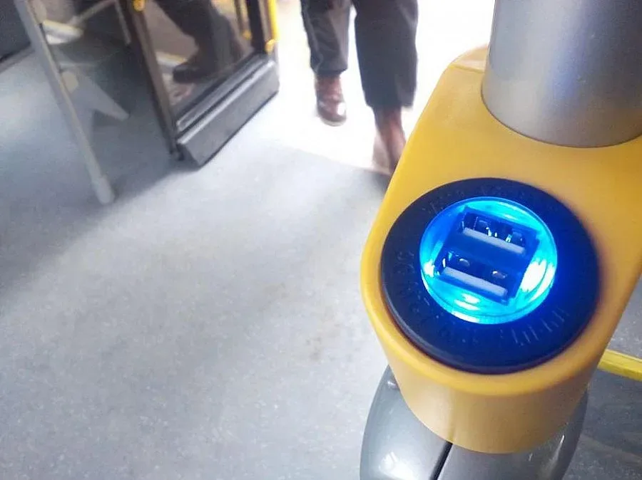 Вече зареждаме телефоните в градския транспорт