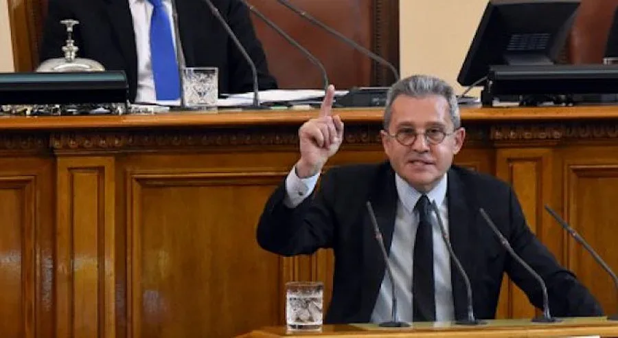 ДПС отказа да участва във "фарса" с оставката на Жаблянов и напусна залата