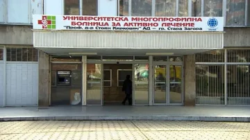 Момчето, паднало от прозорец в социален комплекс, остава в тежко състояние