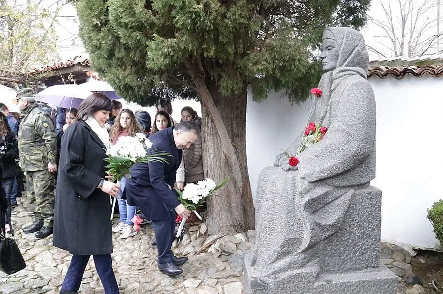 Корнелия Нинова се преклони пред Апостола в Карлово