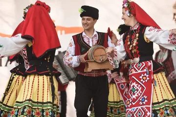 Над 6000 души празнуваха с най-старата изба в Южна България