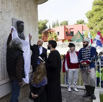 Паметна плоча на Левски в посолството ни в Атина