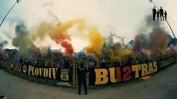 Полицаи натупаха ултраси на "Ботев" Пд заради левскар