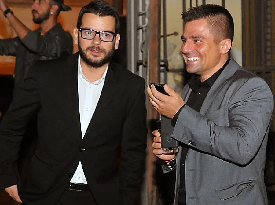 ИВАН: Революцията започва в душата. АНДРЕЙ: Вечно чакаме и се оплакваме