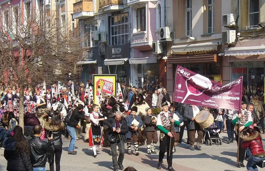 100 литра мерло на Дионисиево шествие