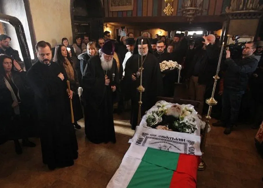 ОБЗОР: Изпратиха Дядо Добри с кръст и трикольора