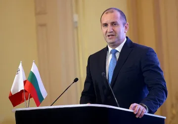 Радев пита Борисов за Пеевски